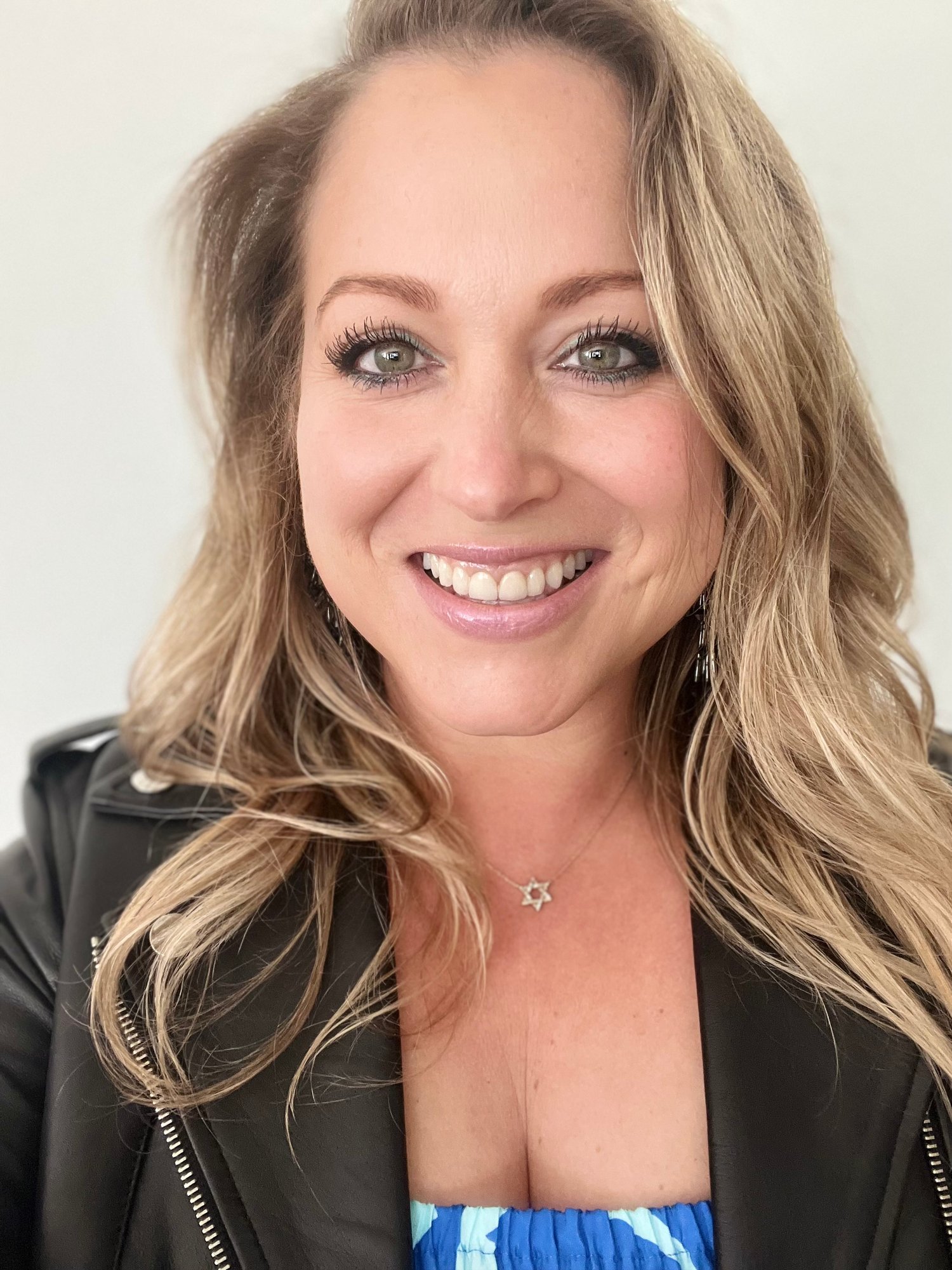 Danielle Rugoff Headshot (1)